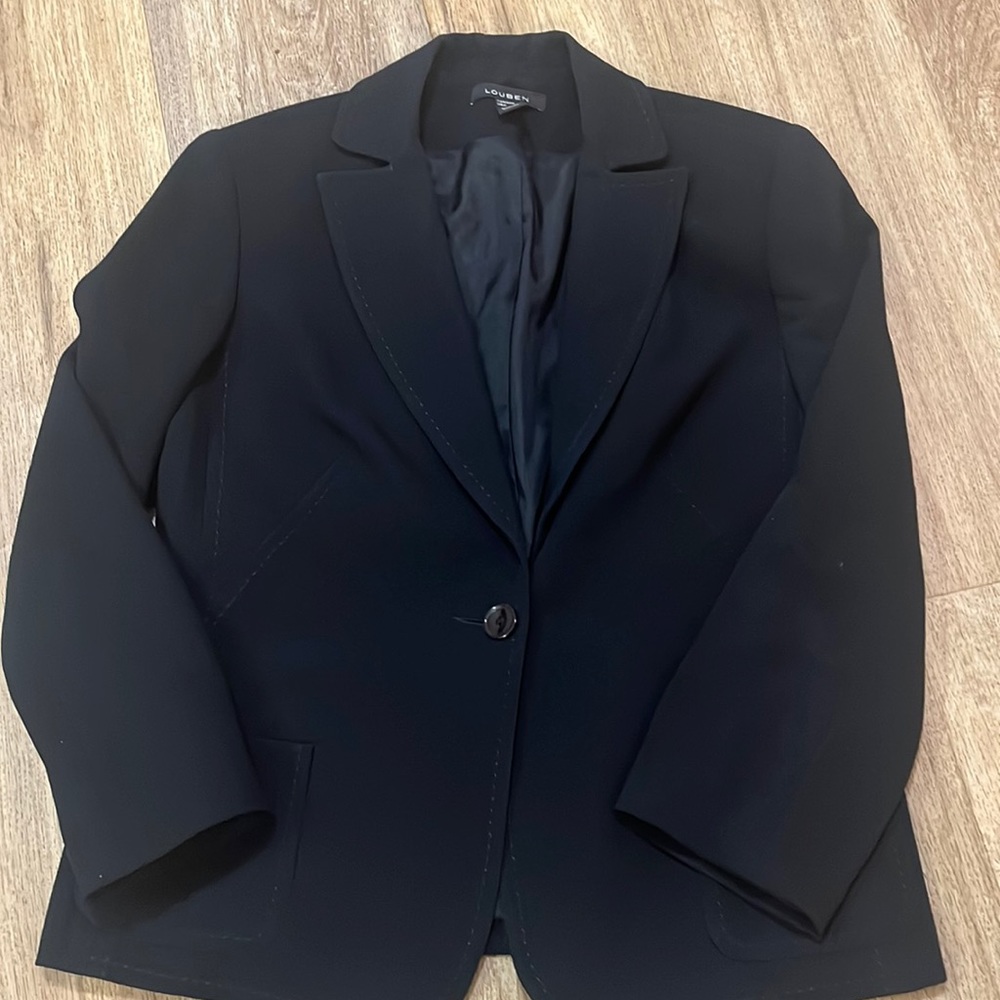 ⚪️⚪️Women’s size 10 suit jacket with one button